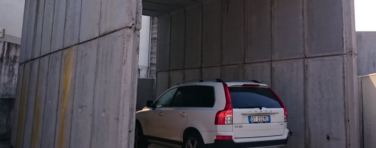 Scatolare di grandi dimensioni in due elementi a U: l'apertura ospita un'automobile