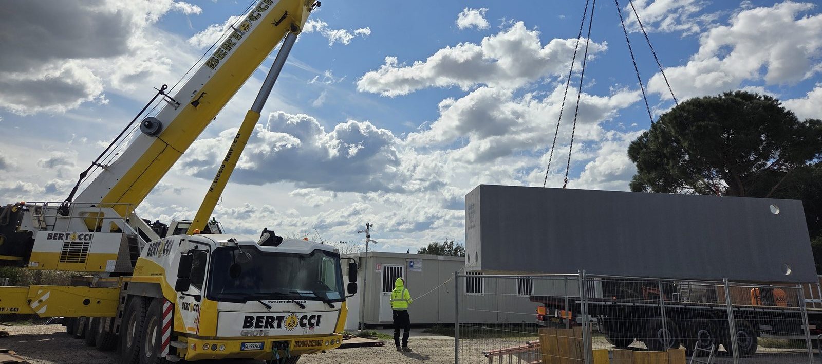 La gru solleva un manufatto prefabbricato Euroambiente nel piazzale di cantiere
