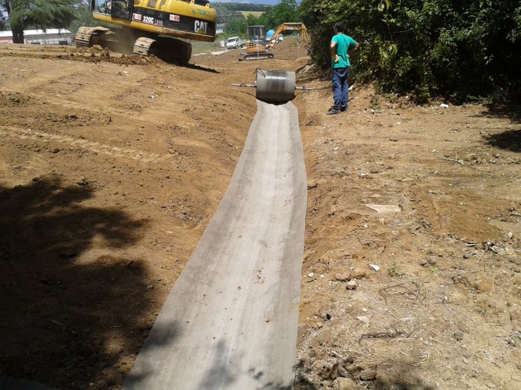 Canalette a Colleferro - operazione di posa geotessuto CC a Colleferro