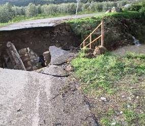 Ricostruzione del ponte - crollo visto dalla strada