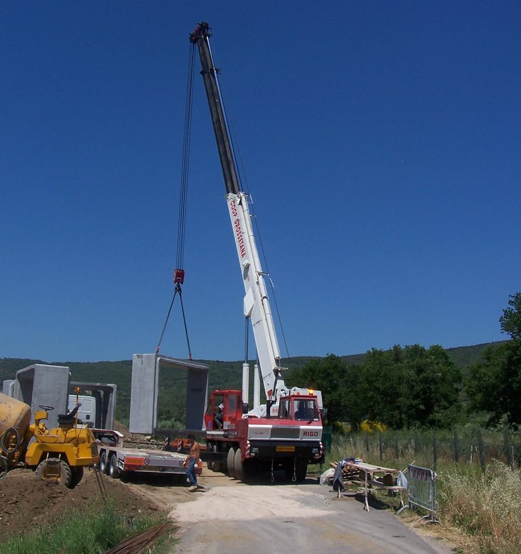 Ricostruzione del ponte - arrivo manufatti scatolari in cantiere