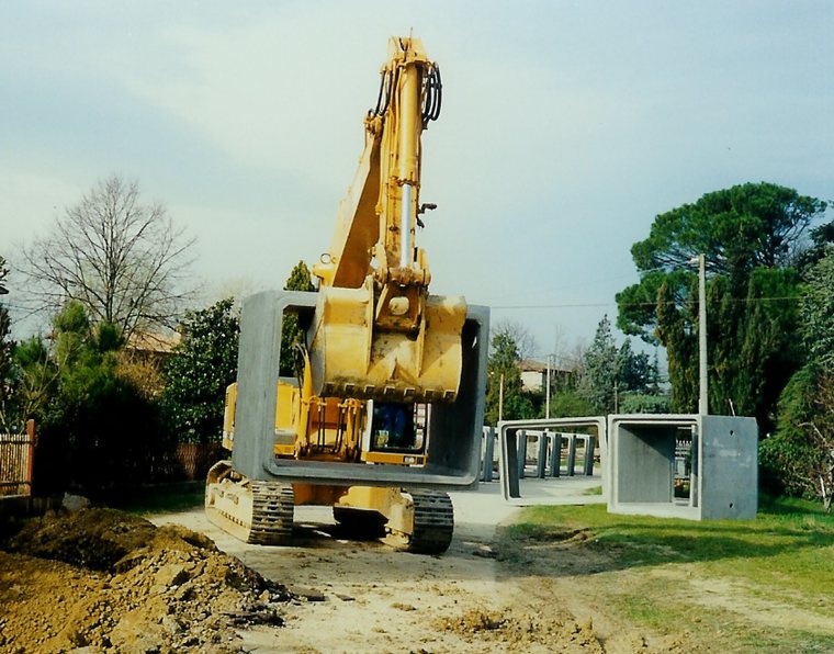 Scatolari prefabbricati - movimentazione scatolari con benna