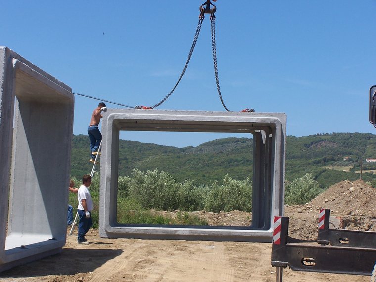 Scatolari prefabbricati - posa scatolare cantiere di Massa Marittima