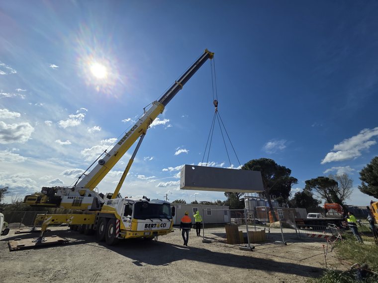 La gru solleva la vasca prefabbricata in cantiere