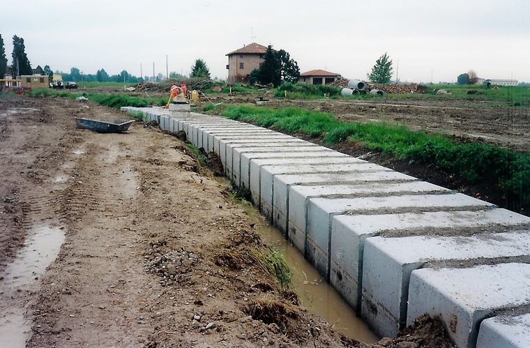 Imbocco di uno scatolare posato su corso d'acqua