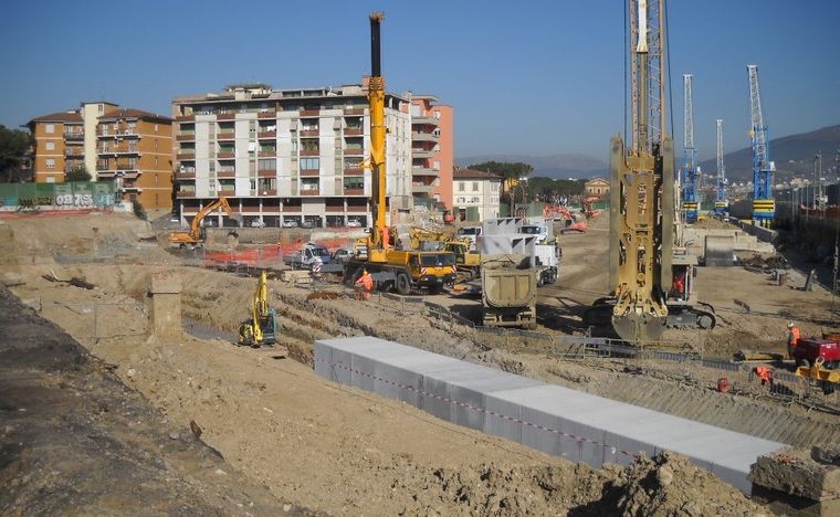 Linea di scatolari posati in trincea prima del rinterro