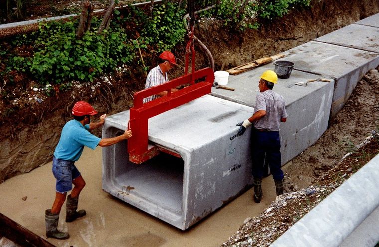 Movimentazione di uno scatolare con gru in cantiere