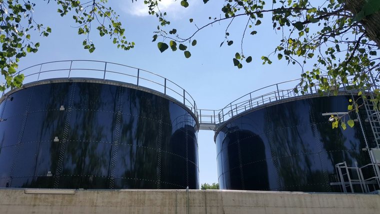 Serbatoi fuori terra in vetro-fuso-acciaio accoppiati con passerella di collegamento