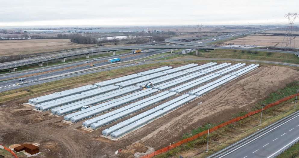 Campo di serbatoi in acciaio ondulato in fase di installazione