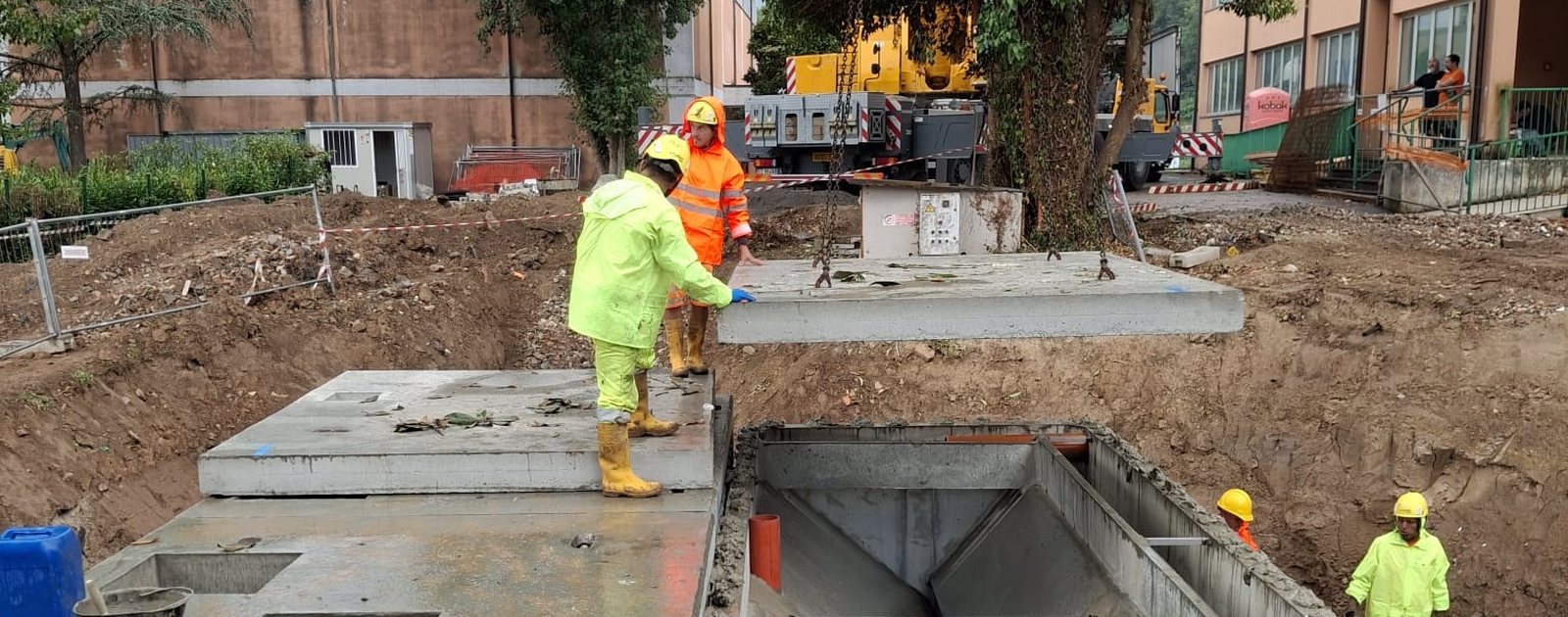Posa della soletta di copertura su vasche prefabbricate nello scavo